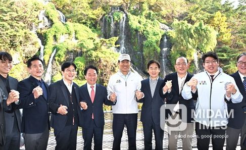 오세훈 서울시장이 6일(목) 서대문구 홍제동 일대에서 열린 '홍제폭포 북합문화센터 개관식'에서 참석자들과 기념사진을 촬영하고 있다.