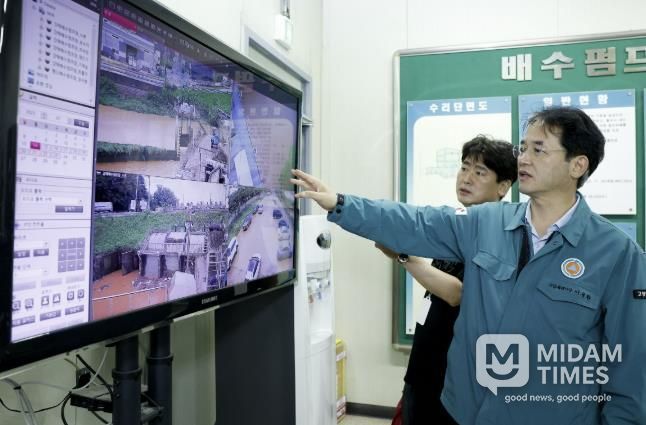 지난 8월 강매배수펌프장 현장점검 중인 이동환 고양특례시장