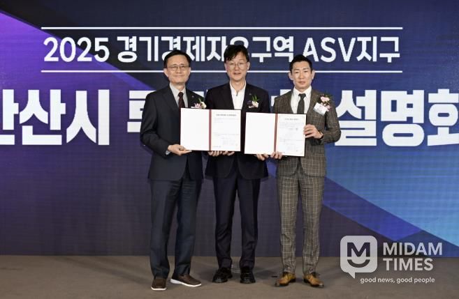 이민근 안산시장(가운데)이 지난 6일 일산 킨텍스에서 대덕전자, (주)MTI 관계자와 투자의향서를 체결하고 기념촬영을 하고 있다.