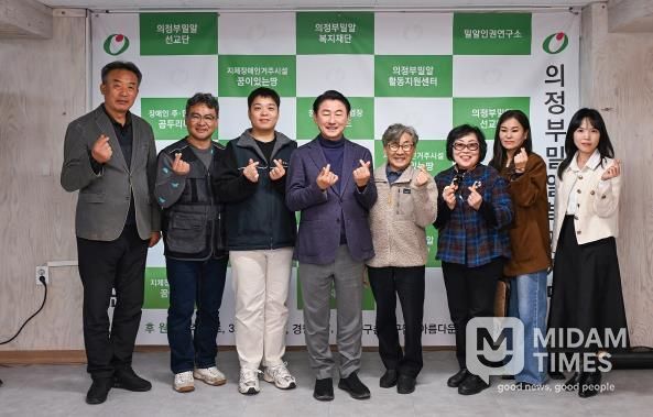 김동근 시장이 11월 4일 장애인직업재활시설 ‘드림랜드’에서 관계자들과 기념사진을 찍고 있다.