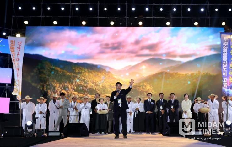 고흥군, ‘제5회 고흥유자축제’ 6일 화려한 개막... 첫날 7만 8천 명 몰려 (1) - 지난 6일 고흥군 풍양면 한동리 유자밭 일원에서 열린 ‘제5회 고흥유자축제’ 개막식에서 공영민 고흥군수가 개막을 선언하고 있다