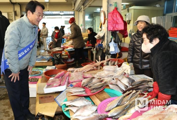 강진원 강진군수가 강진읍시장을 찾아 상인들과 얘기를 나누고 있다.