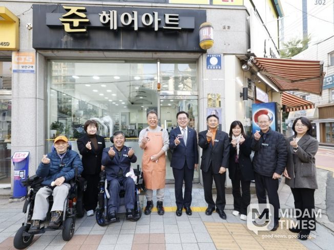 진교훈 서울 강서구청장(오른쪽 다섯 번째)이 6일(목) ‘마음길 상점’으로 지정된 등촌1동 준헤어아트를 찾아 현판식을 진행한 후 기념촬영을 하고 있다.