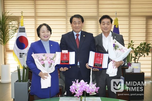 안동시의회 권기윤·정복순의원 2025년 경상북도 의정봉사대상 수상