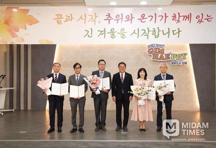 왼쪽부터 동은정공(주) 정석주 대표, 에이치엘비오션테크(주) 손우영 부사장, (주)유주케어 안명환 대표, 홍태용 김해시장, 제이엘팩 황재리 대표, 케이피항공산업(주) 이상연 상무