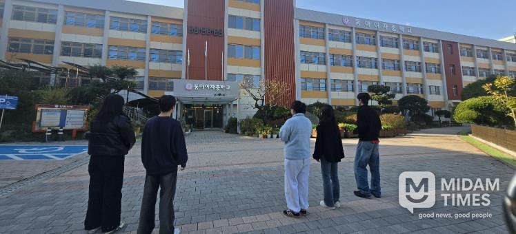 광주시교육청 전남대 교육협력관실이 7일 동아여고에서 전남대 지리학과 함께 진행하는 학교 항공촬영에서 전남대 지리학과 학생들이 드론을 조작하고 있다.