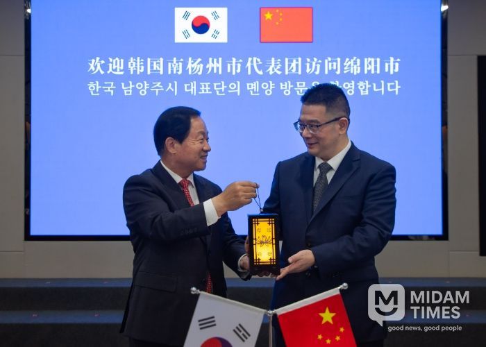 주광덕 남양주시장(좌)이 리원 몐양시장(우)에게 기념품을 전달하고 있다.