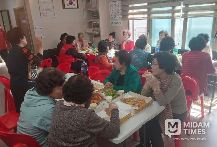 부산 중구 무한리필봉사단, 어르신께 사랑의 피자 식사 대접