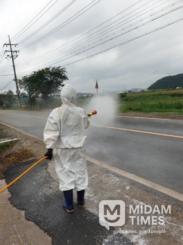 천안 풍서천 일대에서 H5형 조류인플루엔자(AI) 항원이 확인된 가운데 천안시가 인근 가금농가 입구를 통제하고 있다.