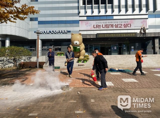 영천시 평생학습관은 지난 6일 영천시립도서관에서 영천소방서 동부 119안전센터와 함께 합동소방훈련을 실시했다.
