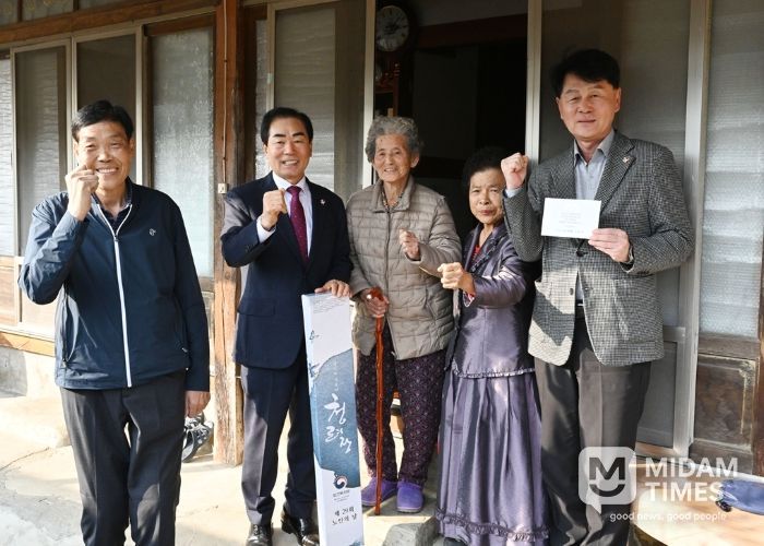 성낙인 창녕군수가 창녕읍 섬마길에 거주하고 계신 100세 어르신에게 청려장과 대통령 축하 서한을 전달하고 있다.