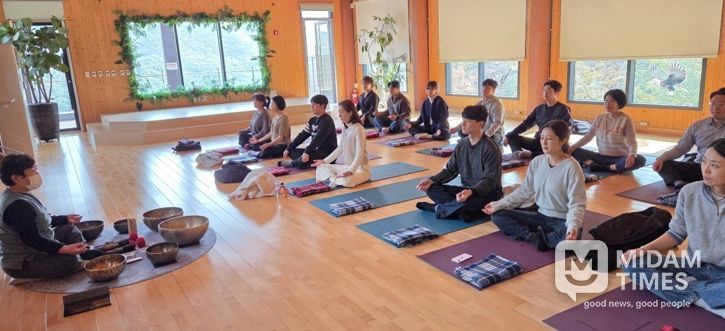첫째날인 6일 명상프로그램에 참여하고 있다.