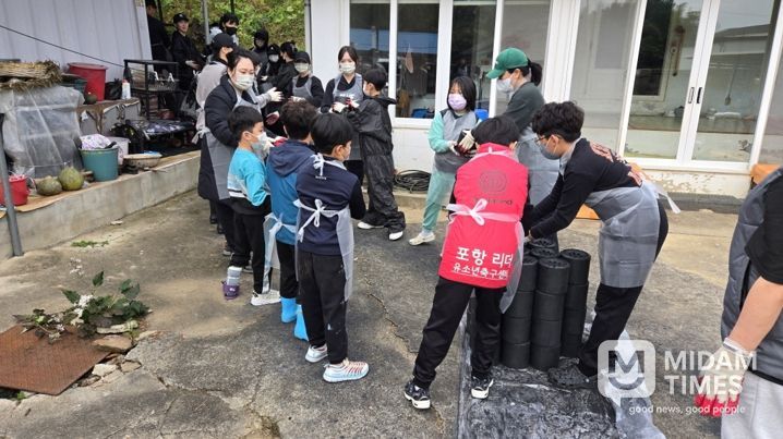 포항시자원봉사센터 소속 가족자원봉사단이 지난 8일 기계면 일원 저소득층 및 독거노인 가정을 대상으로 연탄 전달 봉사를 실시했다.