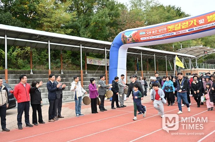 성안동 주민자치위원회(위원장 손순화) 주관한 제14회 달을 품은 성안동 옛길걷기 및 별빛음악회가 8일 함월구민운동장에서 김영길 중구청장과 박경흠 중구의회 의장, 박성민 국회의원, 이성룡 울산시의회 의장, 시·구의원, 각 동 주민자치위원장, 지역 주민 들이 참석한 가운데 열렸다.