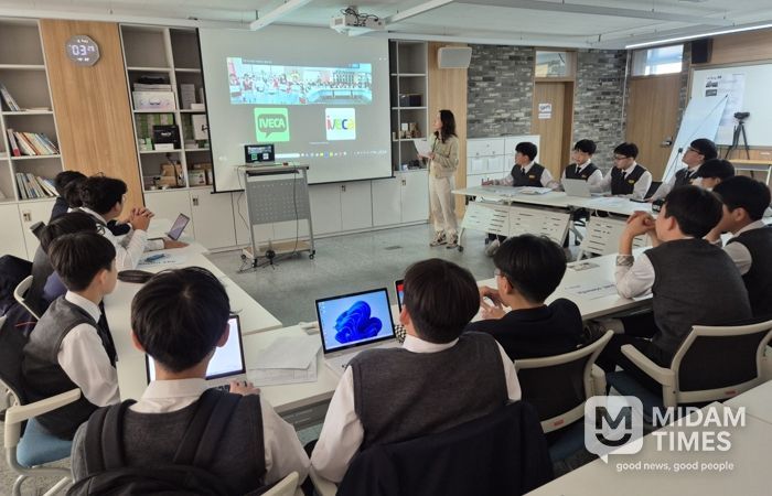 대륜중학교와 싱가포르 세콜라(Sekolah) 국제학교 학생들이 지속가능개발목표(SDGs) 실천 과제를 바탕으로 ‘지구촌 생태관광’을 공동 주제로 실시간 화상 회의를 진행했다.