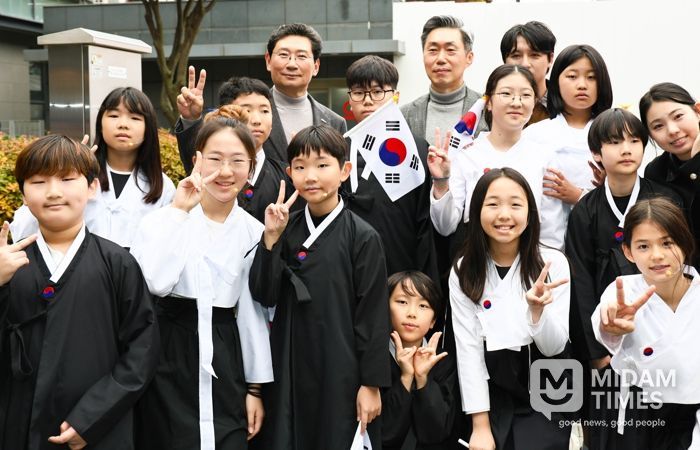8일 수지구청에서 이상일 시장이 뮤지컬 ’13살 소녀의 이야기‘ 출연자들과 기념 사진을 촬영하고 있다