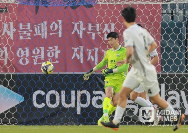 11월 8일 강원전 홈경기에서 문현호가 김천상무 데뷔전을 치렀다.