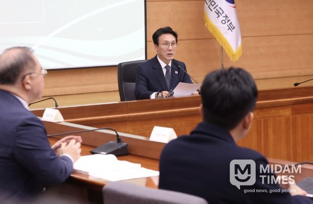 김민석 국무총리가 10일 세종대로 정부서울청사에서 열린 2050 탄소중립녹색성장위원회 제5차 전체회의를 주재하고 있다.