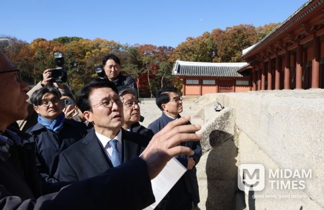 김민석 국무총리가 10일 서울시의 종묘 앞 고층건물 허용과 관련 허민 국가유산청장, 유홍준 국립중앙박물관장 등과 함께 종로구 종묘를 방문, 외부 조망을 점검하고 있다.