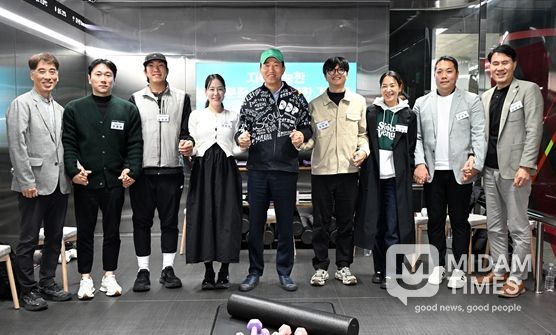 오세훈 서울시장이 10일(월) 영등포구 5호선 여의나루역 러너스테이션에서 열린 '지속가능한 러닝문화 조성을 위한 간담회' 참석자들과 기념사진을 촬영하고 있다.