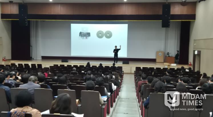 지난 7일 개막 강연 모습.