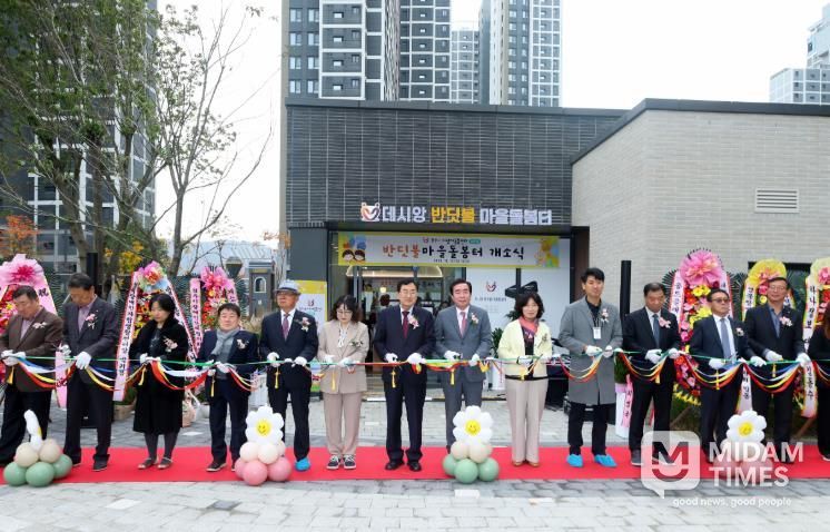 주낙영 경주시장을 비롯한 내빈들이 12일 건천읍에서 열린 '건천반딧불마을돌봄터' 개소식에서 테이프 커팅을 하고 있다