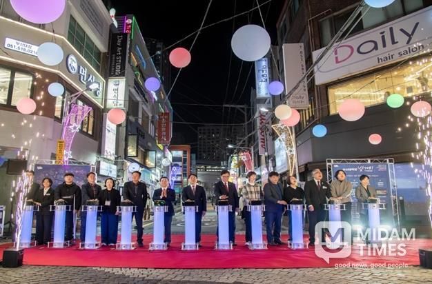 부산대학로 Re:naissance 빛거리, 점등식으로 밝힌 부산대 상권