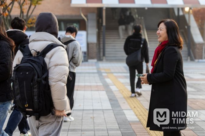 11월 13일, 구연희 교육감 권한대행이 2025학년도 대학수학능력시험 제29(세종)지구 제3시험장인 새롬고등학교를 찾아 수험생들에게 따뜻한 격려와 응원을 전하는 모습