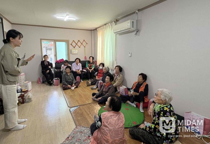 밀양시보건소 관계자가 지역 경로당을 방문해 진드기 매개 감염병 예방수칙을 안내하고 있다.