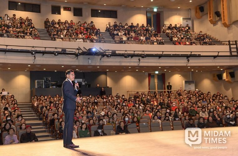 이기재 양천구청장이 반장들에게 특강을 진행하고 있는 모습
