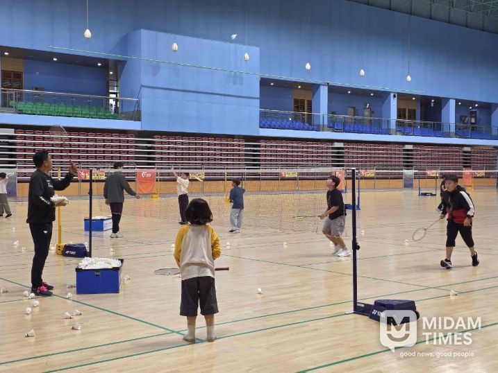 밀양시배드민턴경기장에서 진행된 아이키움 배움터 ‘방콕 어린이 탈출! 배드민턴 스쿨 프로그램’