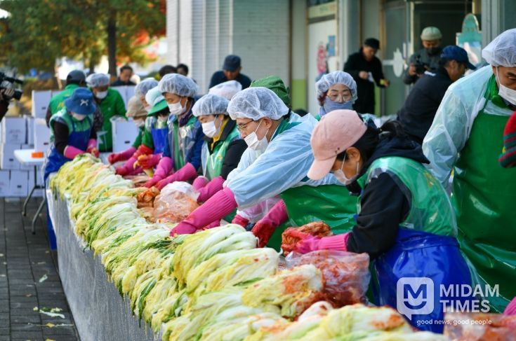 사흘간 3,000포기 담가 취약계층 전달