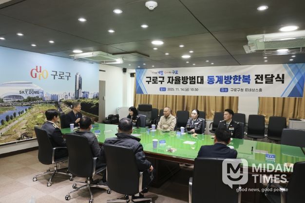 장인홍 구로구청장이 행사에 참여한 자율방범대장들에게 감사의 뜻을 전하며 노고를 격려하고 있다.