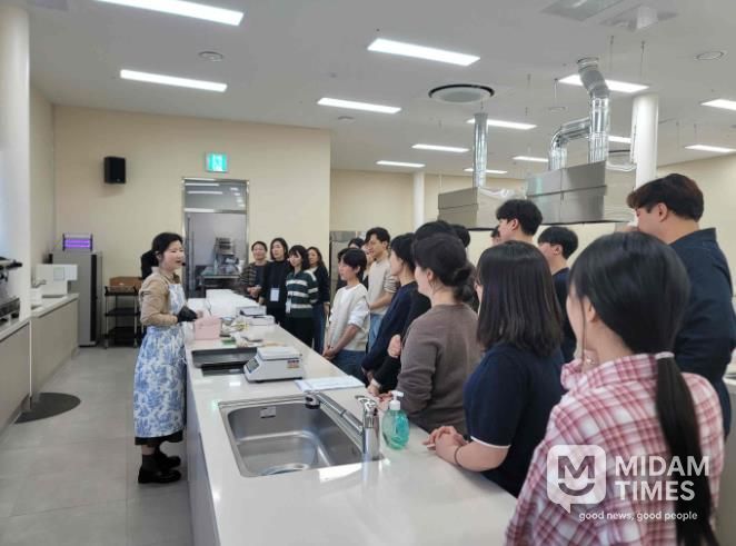 경남 밀양시가 진행한 ‘지역을 알고 선배에게 배우는 저연차 공무원 성장 워크숍’에서 참가자들이 쿠킹클래스 체험 프로그램에 참여하고 있다.