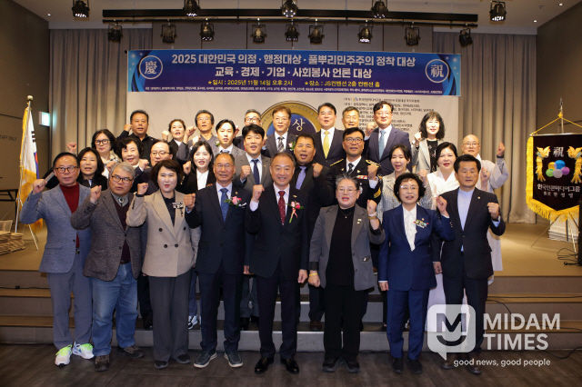 수상자 및 관계자 단체 사진