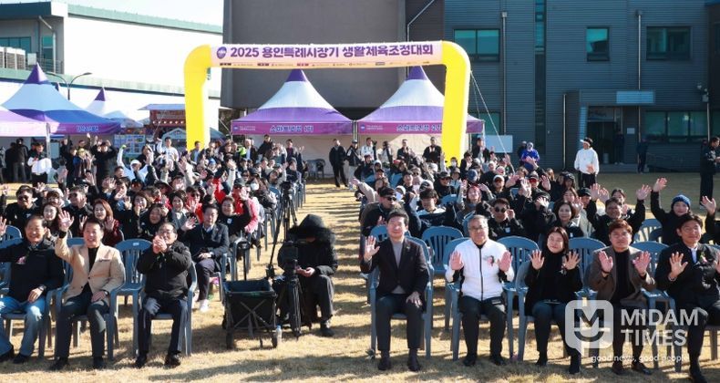 이상일 용인특례시장이 15일 기흥구 용인조정경기장에서 열린 ‘용인특례시장기 생활체육 조정대회’에서 관계자들과 기념사진 촬영을 하고 있다