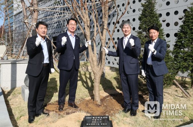 정명근 화성특례시장, 배정수 화성특례시의회 의장, 이영석 ASM코리아 대표가 기념 식수를 하고 기념촬영을 하고 있다