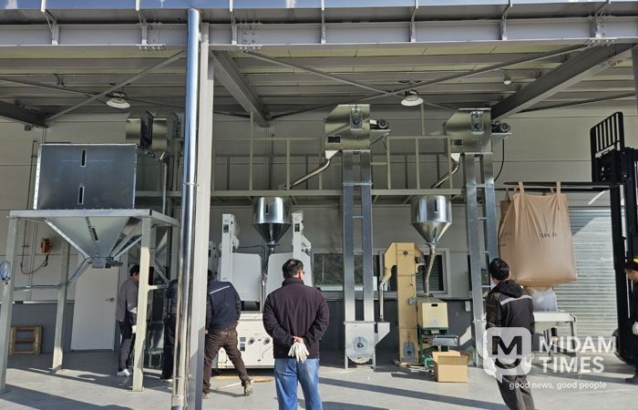 경주시는 논콩 생산 증가에 대응하기 위해 농기계임대사업소 본소에 대용량 콩정선선별기를 설치하고 시운전을 진행했다