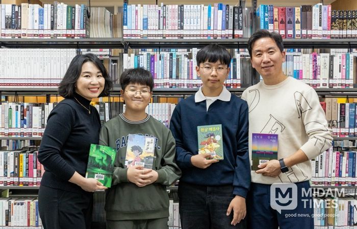 칠곡군립도서관에서 독서를 즐기고 있는 오 씨 가족의 모습. 온 가족이 함께 도서관을 찾는 것이 일상이 됐다.