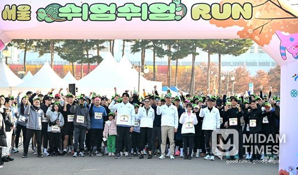 오세훈 서울시장이 16일(일) 마포구 상암월드컵공원 평화광장에서 열린 '2025 서울 쉬엄쉬엄 런'에 참석해 참가자들과 출발에 앞서 기념촬영하고 있다.