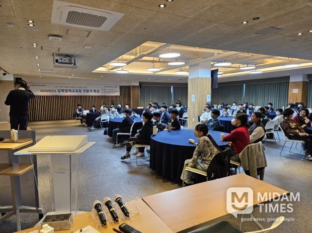 강북 영재교육원 학생들이 15일 울산교육연구정보원 박상진홀에서 전문가 특강을 듣고있다.