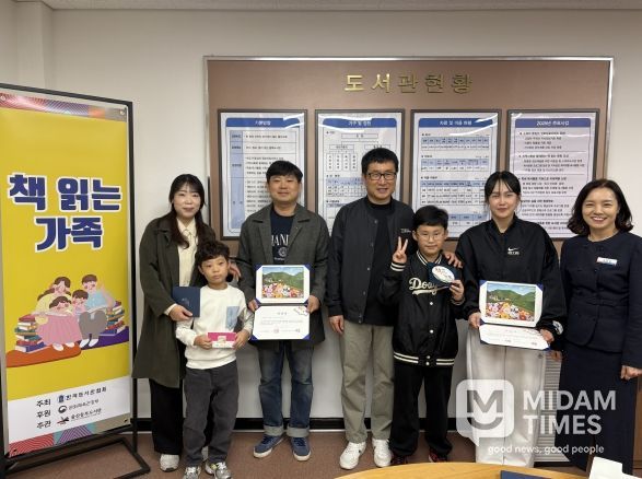 동부도서관 김숙현 관장이 15일 진행한 '2025년 책읽는 가족' 시상식에서 선정된 두 가족과 함께 기념사진을 찍고있다.