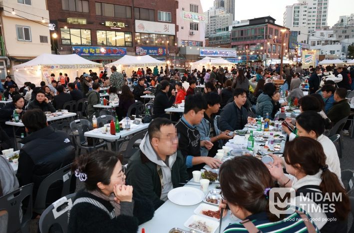 울산 동구 방어진회축제추진위원회(위원장 박문옥)는 15일 방어진활어센터 주차장에서 방어진 회 축제를 개최하고 김종훈 동구청장 및 내빈과 지역 주민들이 참석해 방어 해체쇼 및 활어회 장터 등을 운영했다.