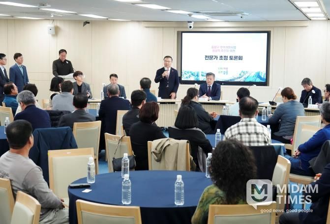 토론회가 진행되고 있는 모습