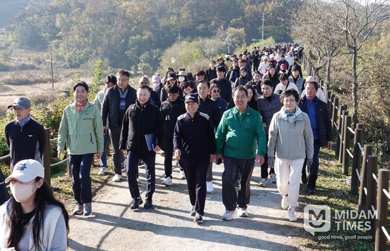 성낙인 창녕군수가 제16회 우포늪생명길 걷기대회 행사에서 주요 내빈들과 함께 걷고 있다.