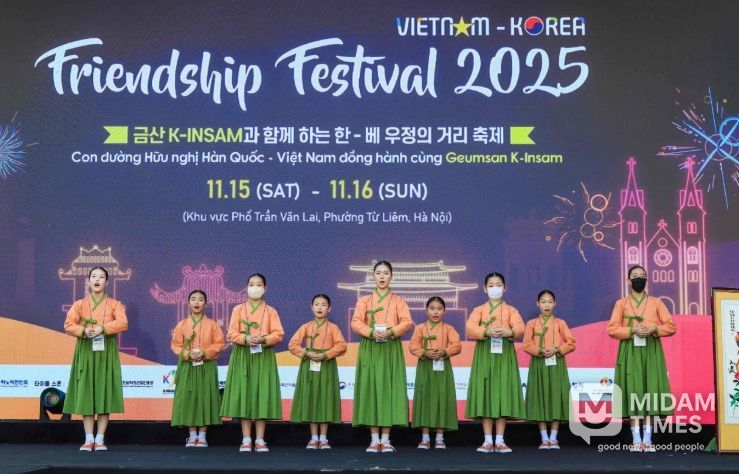 - 지난 15일 베트남 하노이에서 열린 한-베 우정의 거리 축제에서 밀양아리랑예술단이 ‘날 좀 보소’를 공연하고 있다.