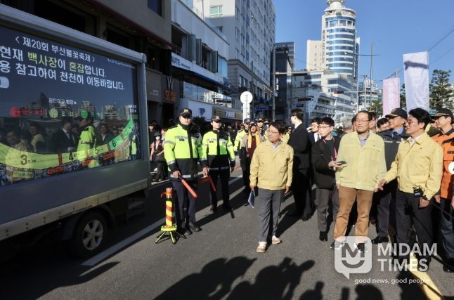 김민석 국무총리가 15일 부산 광안리해수욕장 일대를 돌아보며 부산 불꽃축제 안전관리상황을 점검하고 있다.(국무총리실)