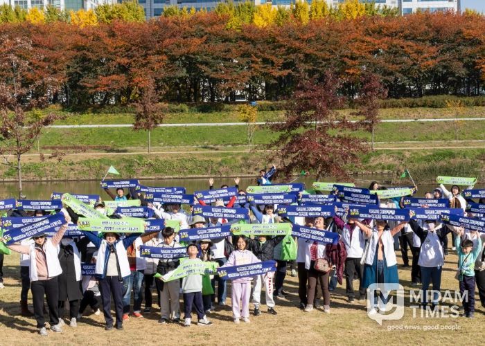 지난 15일 150명의 기후의병들이 안양천에서 평생학습원까지 '기후의병 행진 캠페인'을 진행하고 기념사진을 촬영하고 있다.