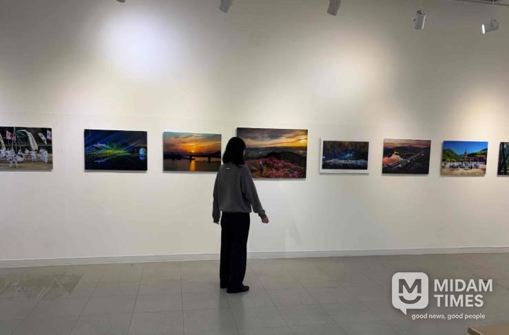 밀양아리랑아트센터 전시장에서 열리는 2025 밀양사계절관광 전국 사진 공모전