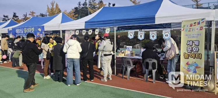 밀양시 해와달어린이집이 12일 밀양시종합운동장 보조경기장에서 나눔장터 행사를 진행했다.
